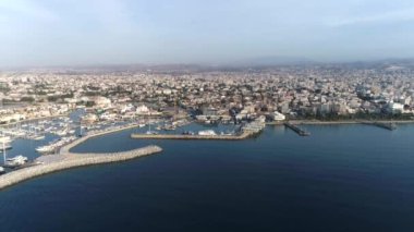 Yaz sabahları liman bölgesi, yatlar ve tekneler, güzel deniz kenarları. Limasol, Kıbrıs. Hava görüntüleri
