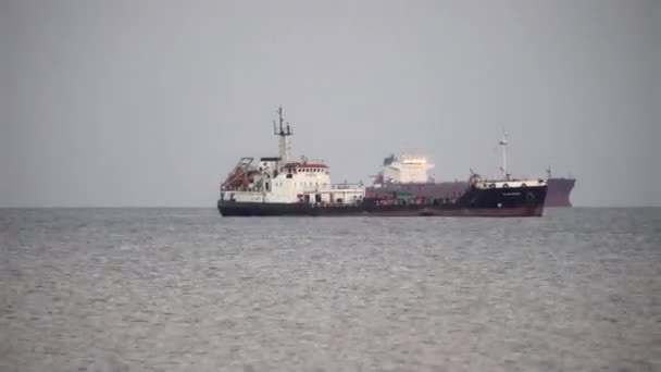 一艘船经过 一艘船站在大海 时间流逝 塞浦路斯利马索尔 — 图库视频影像