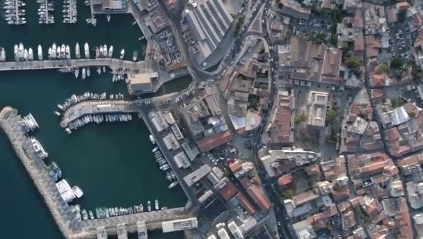 夏の朝のマリーナエリア ヨットやボート 美しい海辺 リマソル キプロス 空中映像トップビュー — ストック動画