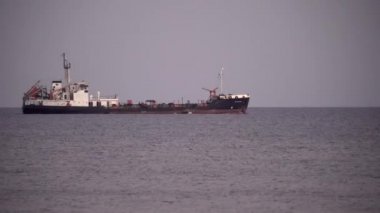 Açık denizde, okyanusta, yazın bir gemi geçiyor. Limasol, Kıbrıs, 4k