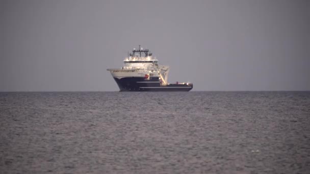 Ein Schiff Steht Vor Der Küste Auf Hoher See Ozean — Stockvideo