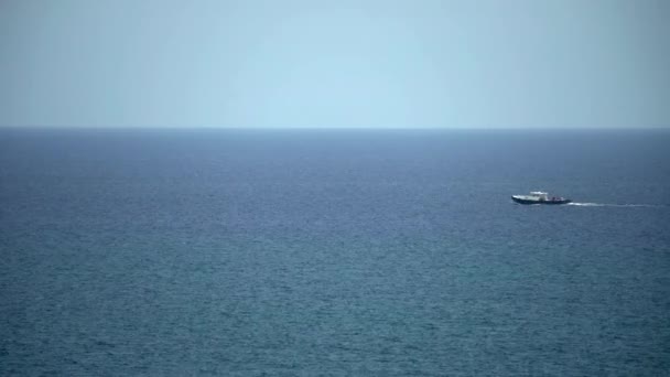 Barco Pesca Passando Pelo Mar Oceano Verão Limassol Chipre — Vídeo de Stock