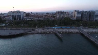 Gezinti güvertesi, Kıbrıs Rum Kesimi 'nin Limasol kentinde modern deniz kenarı. Hava görüntüleri