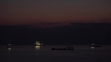 Deniz manzaralı gün doğumu, açık denizde bir grup gemi, okyanus, yaz. Zaman aşımı, Limasol, Kıbrıs, 4k