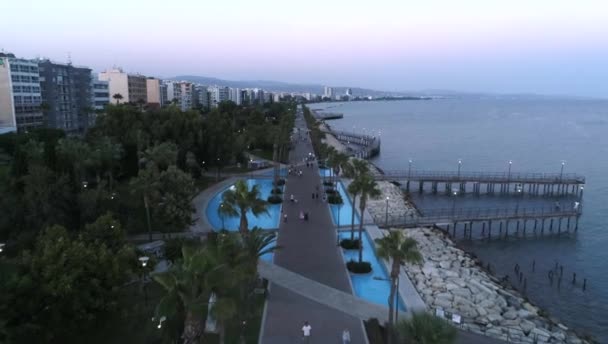 Promenad Modern Strandpromenad Kvällen Limassol Cypern Flygbilder — Stockvideo