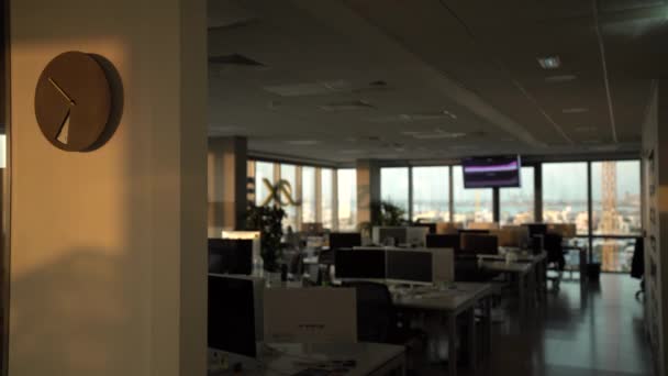 Empty Modern Office Early Morning Nobody Summer Sunrise Sunlight Moving — Stock Video