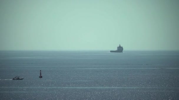 Ένα Πλοίο Και Μια Βάρκα Κινούνται Στην Ανοιχτή Θάλασσα Ωκεανός — Αρχείο Βίντεο