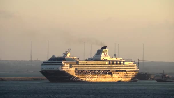 Nave Crociera Dirige Verso Porto Tramonto Mare Aperto Oceano Estate — Video Stock