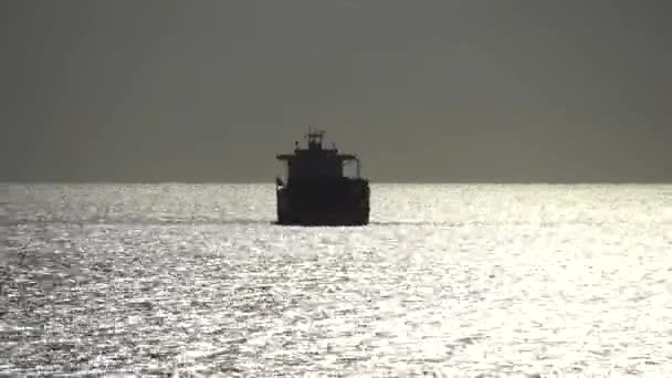Один Корабль Стоит Берега Открытом Море Океане Летом Тайм Лап — стоковое видео