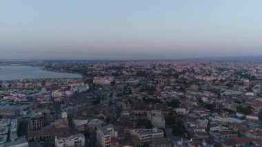 Gündoğumunda Limasol şehri, şehir manzarası ve gemi ve ufuk çizgisi olan deniz manzarası, şafak, güzel ışık, altın saat. Hava görüntüleri