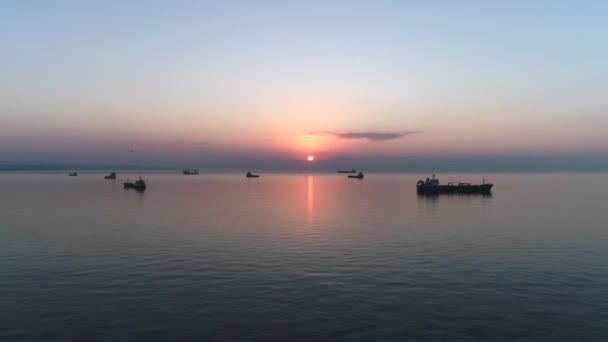 Schepen Staan Voor Anker Open Water Kalme Zee Bij Zonsopgang — Stockvideo