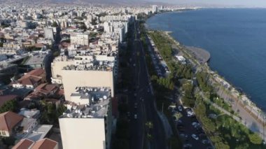 Gezinti güvertesi, günümüz Kıbrıs Rum Kesimi 'nin Limasol kentindeki modern deniz kenarı. Hava görüntüleri