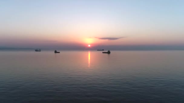 Schepen Staan Voor Anker Open Water Kalme Zee Bij Zonsopgang — Stockvideo