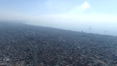 Gündoğumunda Limasol şehri, şehir manzarası ve gemi ve ufuk çizgisi olan deniz manzarası, şafak, güzel ışık, altın saat. Hava görüntüleri