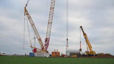 Rüzgâr enerjisi kule değirmeni inşaat halinde. Zaman atlaması. Pervane, kule, sütun, sütun monte ediliyor. Yeşil, temiz, yenilenebilir enerji. 