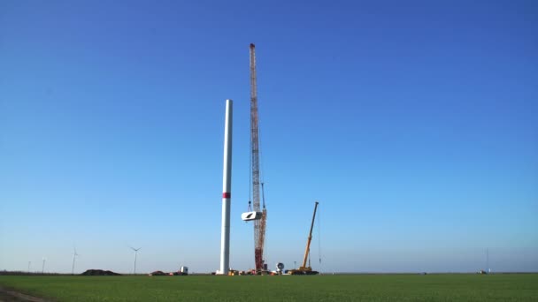 建設中の風力発電タワー工場の建設プロセス 時間の経過 ローター タワー 柱を組み立てる クリーン 再生可能エネルギー — ストック動画