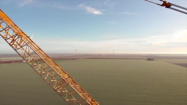 Construção Parque Energia Eólica Voando Por Guindaste Amarelo Imagens Aéreas — Vídeo de Stock