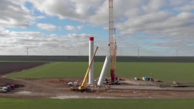 Rüzgâr enerjisi kule değirmeni inşaat halinde. Kurulum kulesi, içeride yel değirmeni sütunu monte eden işçiler. Yeşil, temiz, yenilenebilir enerji. Hava görüntüleri.