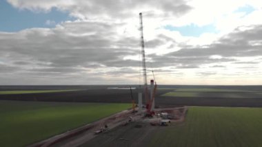 Rüzgâr enerjisi kule değirmeni inşaat halinde. Kurulum kulesi, içeride yel değirmeni sütunu monte eden işçiler. Yeşil, temiz, yenilenebilir enerji. Hava görüntüleri.