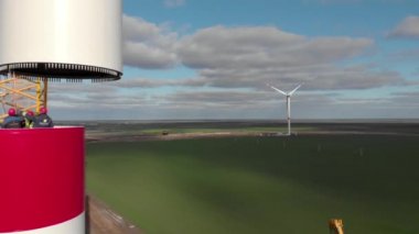 Rüzgâr enerjisi kule değirmeni inşaat halinde. Kurulum kulesi, içeride yel değirmeni sütunu monte eden işçiler. Yeşil, temiz, yenilenebilir enerji. Hava görüntüleri.