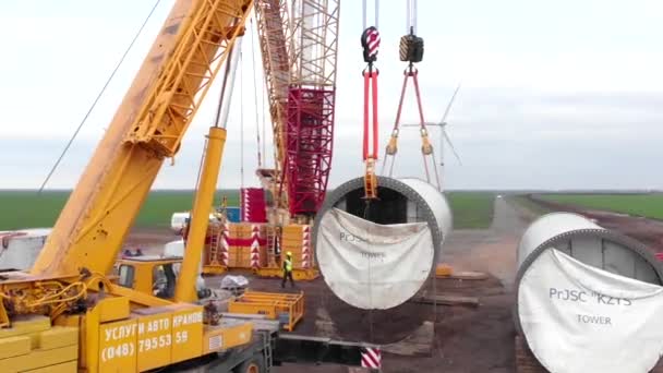 Bouwproces Van Windkrachtcentrale Molen Aanbouw Installatietoren Montage Van Pilaar Van — Stockvideo