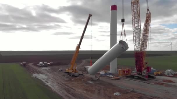 Bouwproces Van Windkrachtcentrale Molen Aanbouw Installatie Van Toren Arbeiders Montage — Stockvideo