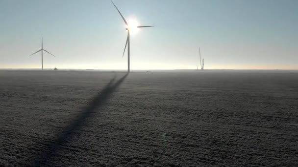 Elektrische Windmühlen Die Sich Nebligen Morgen Bei Sonnenaufgang Drehen Baugebiet — Stockvideo
