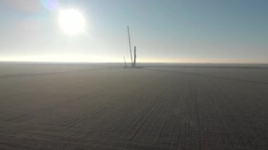 Rüzgâr enerjisi kule değirmeni inşaat halinde. Yel değirmenine doğru uçuyor. Yeşil, temiz, yenilenebilir enerji. Hava görüntüleri.