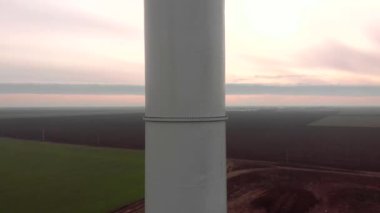Rüzgâr enerjisi kule değirmeni inşaat halinde. Kurulum kulesi, içeride yel değirmeni sütunu monte eden işçiler. Yeşil, temiz, yenilenebilir enerji. Hava görüntüleri.