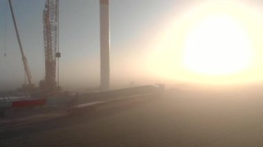 Rüzgâr enerjisi kule değirmeni inşaat halinde. Ulaşım, pervane bıçaklarının kurulumu. Yeşil, temiz, yenilenebilir enerji. Hava görüntüleri.