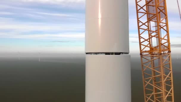 에너지 발전소 제재소 건설중이다 풍차의 기둥을 조립하는 일꾼들 깨끗하고 에너지 — 비디오