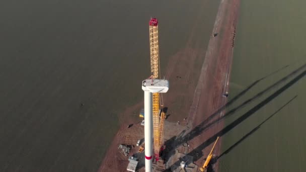 Bouwproces Van Windkrachtcentrale Molen Aanbouw Installatie Van Gondel Groene Schone — Stockvideo