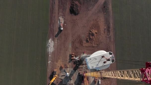 Bouwproces Van Windkrachtcentrale Molen Aanbouw Installatie Van Gondel Groene Schone — Stockvideo