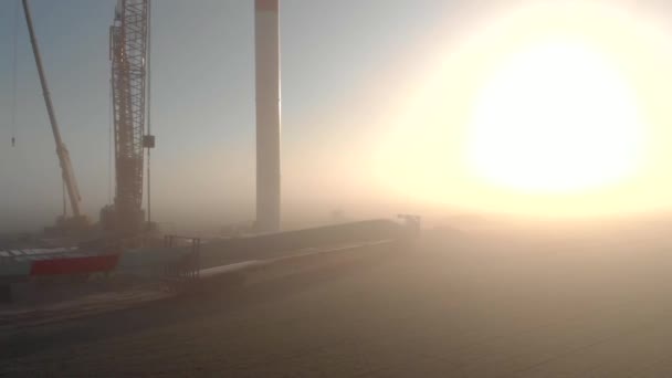 Byggande Ett Vindkraftverk Uppförande Transport Installation Rotorblad Grön Ren Förnybar — Stockvideo