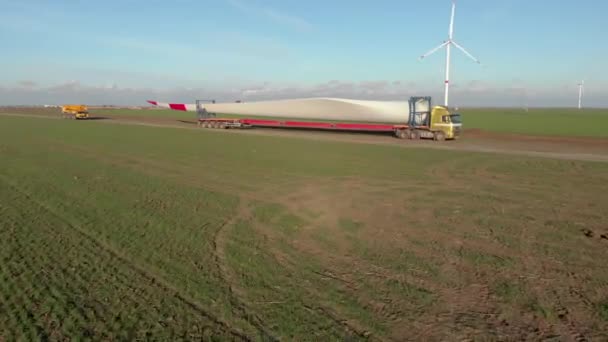 Bauprozess Der Windkraftturmmühle Bau Transport Montage Von Rotorblättern Grüne Saubere — Stockvideo