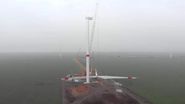 Bouwproces Van Windkrachtcentrale Molen Aanbouw Installatie Van Rotorbladen Monteren Van — Stockvideo