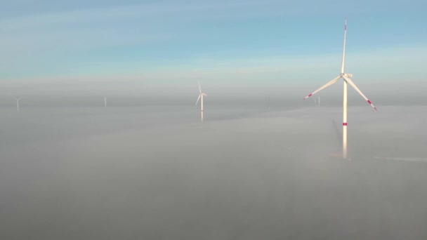 Granja Energía Eólica Niebla Mañana Amanecer Varios Molinos Viento Girando — Vídeos de Stock