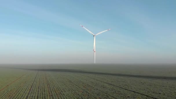 风能塔 电力风车在雾气中在野外旋转 飞向风车早晨 阳光普照 可再生能源 空中录像 — 图库视频影像