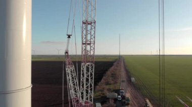 Rüzgâr enerjisi kule değirmeni inşaat halinde. Ulaşım, pervane bıçaklarının kurulumu. Yeşil, temiz, yenilenebilir enerji. Hava görüntüleri.