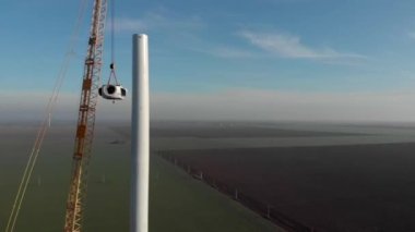 Rüzgâr enerjisi kule değirmeni inşaat halinde. Gondol kurulumu. Yeşil, temiz, yenilenebilir enerji. Hava görüntüleri.