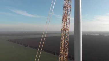 Rüzgâr enerjisi kule değirmeni inşaat halinde. Gondol kurulumu. Yeşil, temiz, yenilenebilir enerji. Hava görüntüleri.