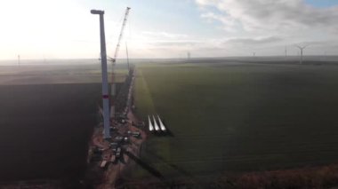 Rüzgâr enerjisi kule değirmeni inşaat halinde. Ulaşım, pervane bıçaklarının kurulumu. Yeşil, temiz, yenilenebilir enerji. Hava görüntüleri.