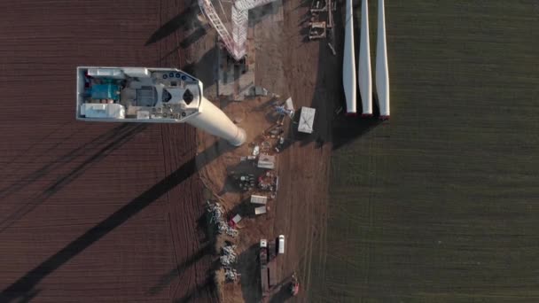 建設中の風力発電タワー工場の建設プロセス ローターブレードの設置 クリーン 再生可能エネルギー 空中映像 — ストック動画