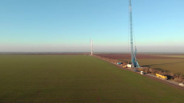 Proces Výstavby Větrné Elektrárny Dvě Elektrárny Výstavbě Zelená Čistá Obnovitelná — Stock video