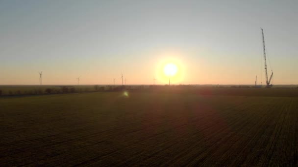 Будівельний Процес Вітроенергетичної Ферми Енергетичні Баштові Млини Будуються Захід Сонця — стокове відео
