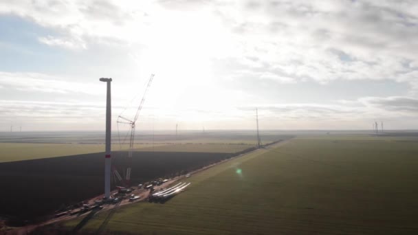 Byggande Ett Vindkraftverk Uppförande Transport Installation Rotorblad Grön Ren Förnybar — Stockvideo