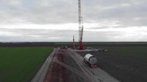 Processo Construção Torre Energia Eólica Moinho Vento Construção Transporte Parte — Vídeo de Stock