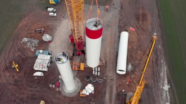 Processo Construção Moinho Torre Energia Eólica Construção Torre Instalação Trabalhadores — Vídeo de Stock