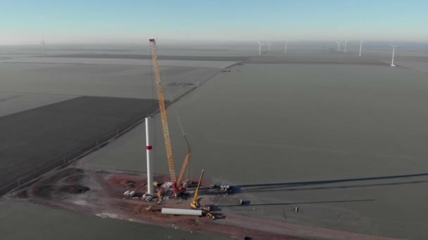 风力发电机组的施工工艺 正在施工中 安装塔台 安装风车立柱 可再生能源 空中录像 — 图库视频影像