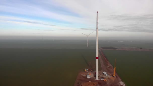 Bouwproces Van Windkrachtcentrale Molen Aanbouw Installatietoren Montage Van Pilaar Van — Stockvideo